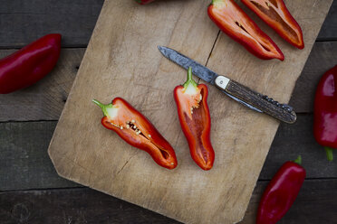 Chopped red pointed pepper on chopping board, halved, pocket knife - LVF004399