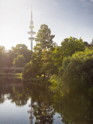 Deutschland, Hamburg, Blick auf Heinrich-Hertz-Turm bei Gegenlicht - KRPF001695