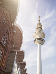 Deutschland, Hamburg, Blick auf Heinrich-Hertz-Turm bei Gegenlicht - KRPF001697