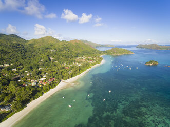 Seychellen, Praslin, Anse Volbert, Anse Volbert Dorf, Chauve Souris Insel und Curieuse Insel, Luftaufnahme - FOF008369