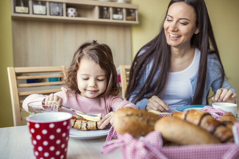 Porträt einer Mutter und ihrer kleinen Tochter am Frühstückstisch - HAPF000110