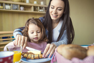 Porträt einer Mutter und ihrer kleinen Tochter am Frühstückstisch - HAPF000111