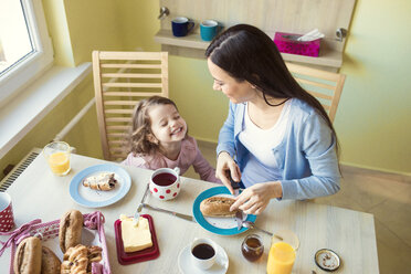 Mutter und ihre kleine Tochter am Frühstückstisch - HAPF000118