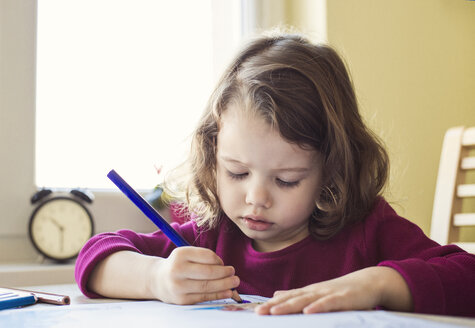 Porträt eines kleinen Mädchens, das mit Buntstiften malt - HAPF000133