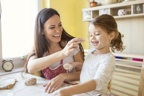 Mutter und ihre kleine Tochter haben Spaß beim gemeinsamen Backen - HAPF000142