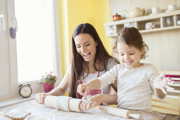 Portrait of mother and her little daughter baking together - HAPF000144