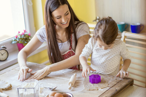 Mutter und ihre kleine Tochter backen zusammen - HAPF000146