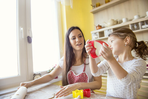 Mutter und ihre kleine Tochter backen zusammen - HAPF000148