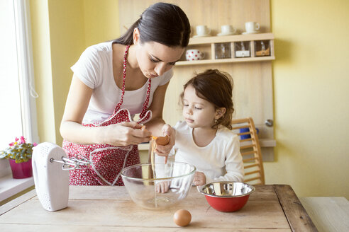 Mutter und ihre kleine Tochter backen zusammen - HAPF000159