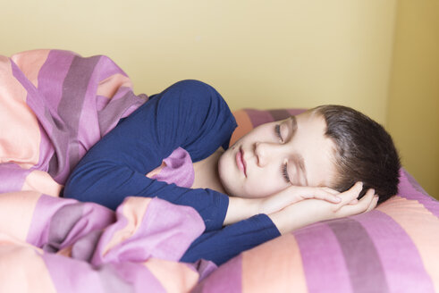 Porträt eines schlafenden Jungen im Bett - SKCF000043