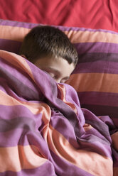 Schlafender Junge im Bett - SKCF000044