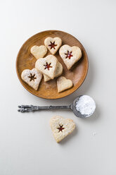 Vanilla cookies, heart-shaped, marmelade and powdered sugar - MYF001301