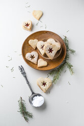 Vanilla cookies, heart-shaped, marmelade and powdered sugar - MYF001302