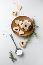 Vanilleplätzchen, herzförmig, mit Marmelade und Puderzucker - MYF001302