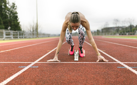 Sportliche Frau auf einer Laufbahn, lizenzfreies Stockfoto