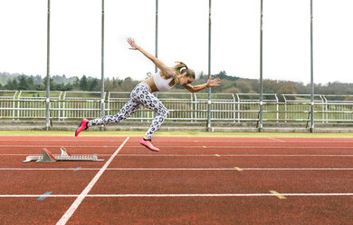 Athletenfrau auf der Flucht - MGOF001263