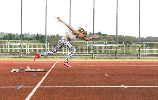 Athletenfrau auf der Flucht - MGOF001263