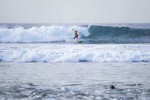 Spanien, Teneriffa, Junge surft auf dem Meer - SIPF000059