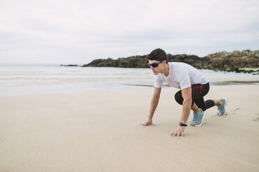 Junge Athletin beim Training am Strand - RAEF000778