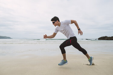 Junge Athletin beim Training am Strand - RAEF000780