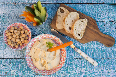 Hummus, chick peas, carrots, cucumber, baguette - SARF002445