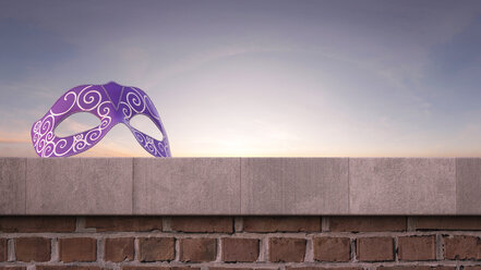 3D Rendering, Maske an der Wand liegend bei Sonnenuntergang - AHUF000086