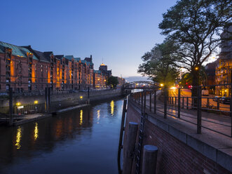 Deutschland, Hamburg, Alte Speicherstadt bei Nacht - KRPF001701