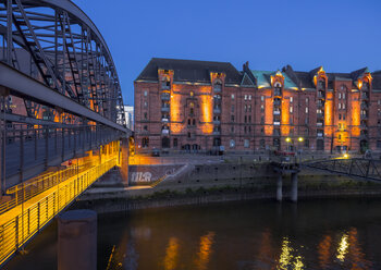 Deutschland, Hamburg, Alte Speicherstadt bei Nacht - KRPF001702