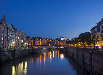 Deutschland, Hamburg, Alte Speicherstadt bei Nacht - KRPF001704