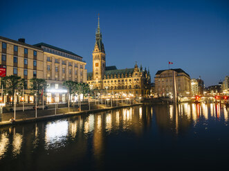 Deutschland, Hamburg, Rathaus bei Nacht - KRPF001706