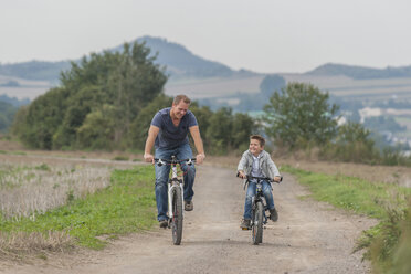 Deutschland, Rheinland-Pfalz, kleiner Junge auf Fahrradtour mit seinem Vater - PAF001525