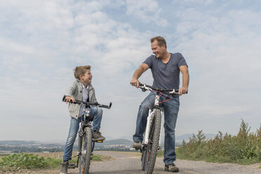 Deutschland, Rheinland-Pfalz, kleiner Junge auf Fahrradtour mit seinem Vater - PAF001527