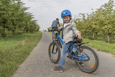 Porträt eines kleinen Jungen auf Fahrradtour mit seinem Vater - PAF001530