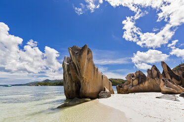 Seychellen, Praslin, Insel Curieuse, Strand mit Granitfelsen - FOF008377