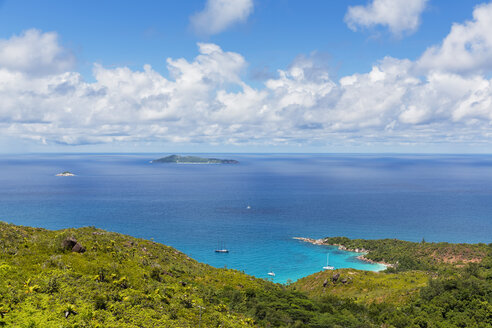 Seychellen, Praslin, Blick von Anse Lazio, Pointe Chevalier zur Insel Aride - FOF008379