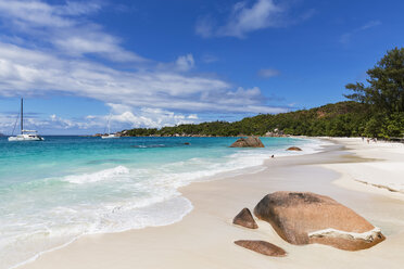 Seychelles, Praslin, Anse Lazio, beach and catamarans - FOF008388