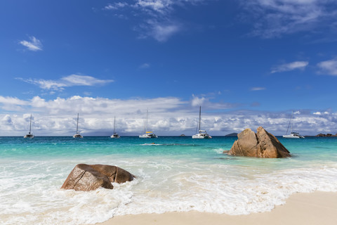 Seychellen, Praslin, Anse Lazio, Strand und Katamarane, lizenzfreies Stockfoto