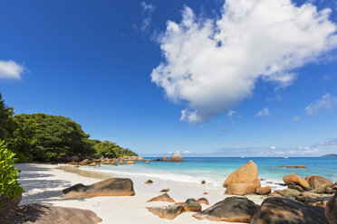 Seychelles, Praslin, Anse Lazio, Granite rocks on beach - FOF008391