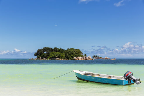 Seychelles, Praslin, Anse Volbert, motorboat, Chauve Souris Island and Saint Pierre - FOF008394