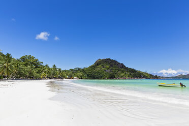 Seychellen, Praslin, Anse Volbert, Motorboot am Strand - FOF008395