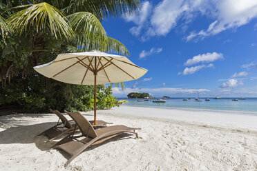 Seychellen, Praslin, Anse Volbert, Chauve Souris Island und Saint Pierre, Strand mit Liegestühlen - FOF008396