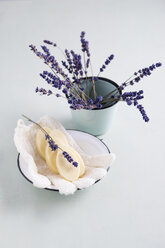 Badepralinen in Schale mit Lavendel und Massagehandschuh - MYF001307