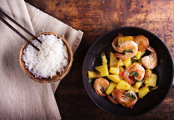 Bratpfanne mit Garnelen und Ananas, Schüssel mit Reis und Stäbchen - HAPF000168