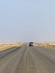 Namibia, Erongo-Region, Autos fahren auf der einsamen Küstenstraße C64 - AMF004668