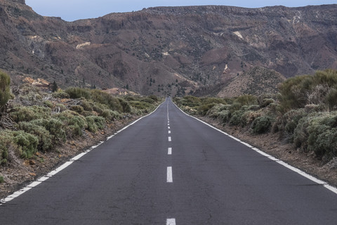 Spanien, Kanarische Inseln, Teneriffa, Teide-Nationalpark, Straße, lizenzfreies Stockfoto