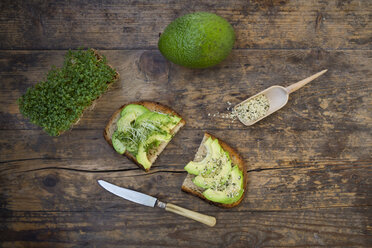 Scheibe getoastetes Brot mit Acocado, Kresse und Hanfsamen auf Holz - LVF004427