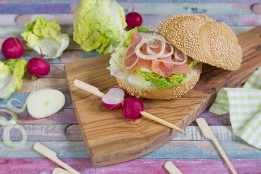 Mohnbrötchen mit Frischkäse, Salatblatt, Lachs und Zwiebelringen garniert - YFF000511