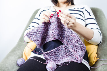 Woman knitting - FLF001252