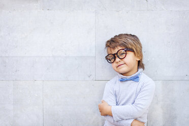 Porträt eines lächelnden kleinen Jungen mit Bogen und übergroßer Brille - VABF000057