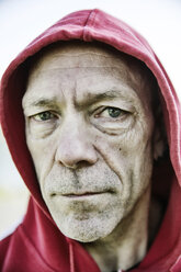 Porträt eines Mannes mit roter Kapuze - JATF000814